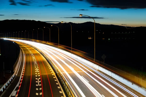 Автомагистраль ночью — стоковое фото
