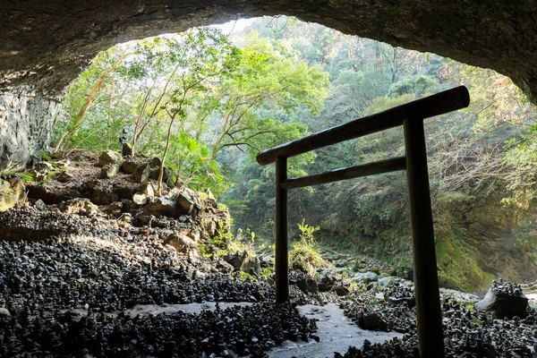 Amanoiwato altare i en grotta — Stockfoto