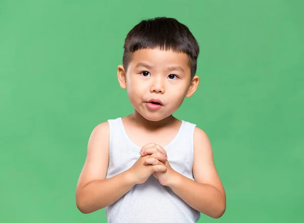 Liten pojke med bön gest — Stockfoto
