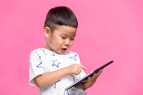 Asiatisk pojke leker med digital tablett — Stockfoto