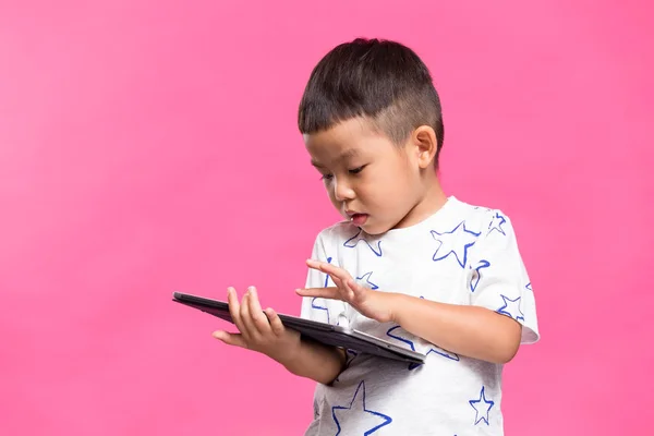 Kleine jongen met digitale tablet — Stockfoto