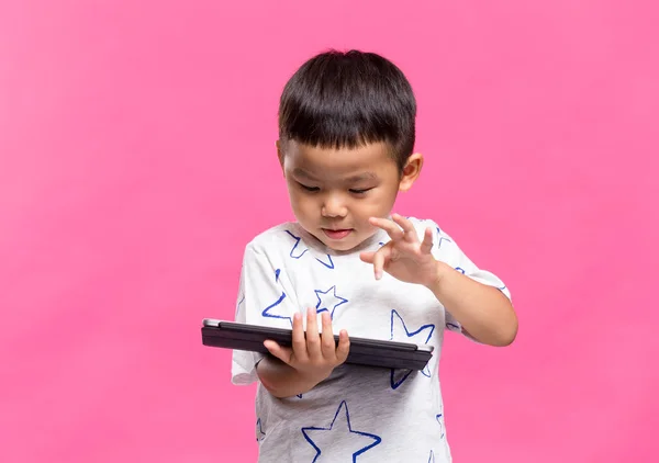 Asiatisk pojke leker med digital tablett — Stockfoto