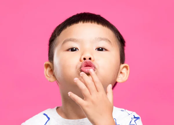 Asyalı küçük çocuk seni öpüyor — Stok fotoğraf