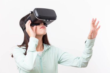 VR aygıt ve el touch yayında kullanan kadın