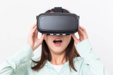 VR aygıtını kullanırken korkunç duygu kadın