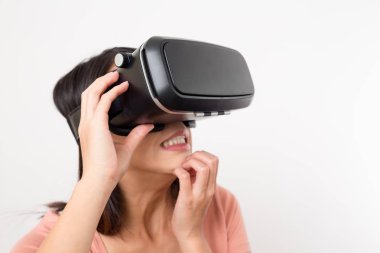 VR aygıtı kullanan kadın
