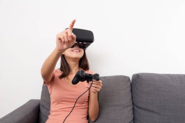 Kadın oyun oyun Vr aygıt ve joystick ile 