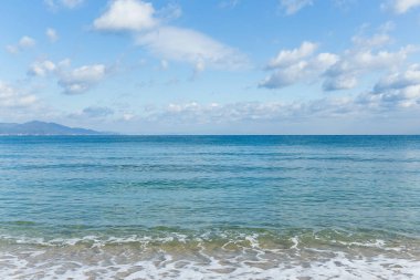 deniz ve mavi gökyüzü