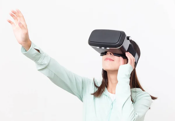 Kvinna som tittar med Vr enheten och hand touch på något — Stockfoto