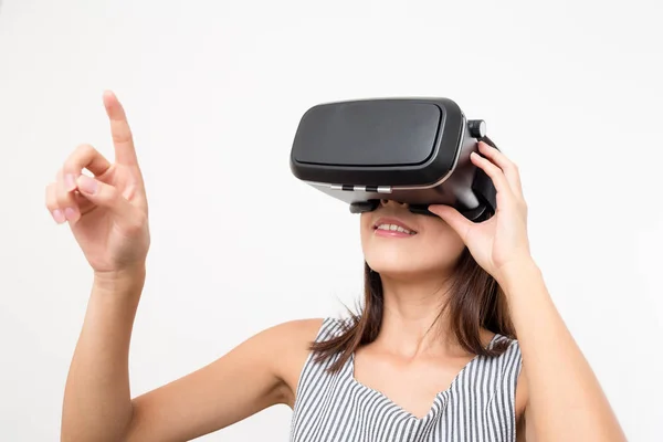 Mujer usando el dispositivo vr —  Fotos de Stock