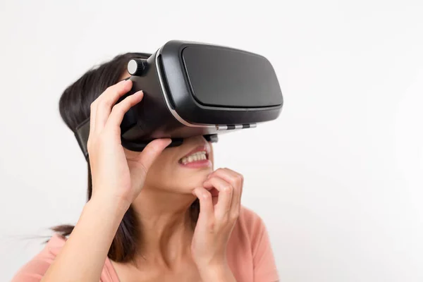 Mujer usando el dispositivo vr —  Fotos de Stock