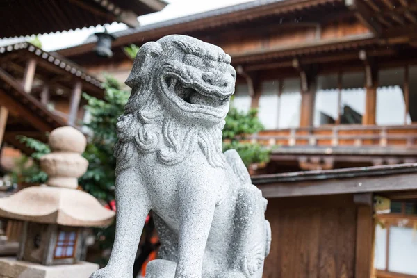 Ιαπωνικά λιοντάρι άγαλμα στο ναό — Φωτογραφία Αρχείου