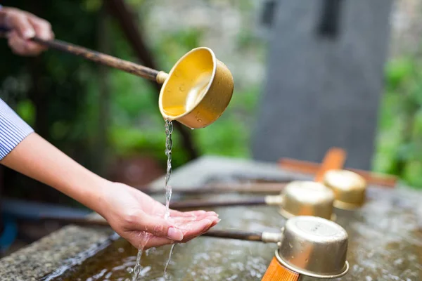 Kvinna som tvättar hand i fontän — Stockfoto