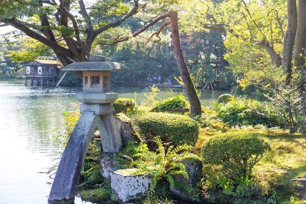 Japonés hermoso jardín con estanque — Foto de Stock