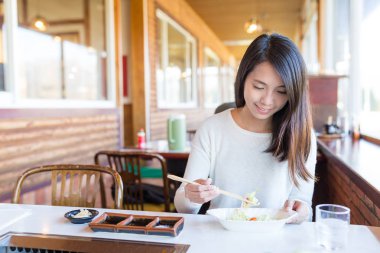 Kadın yemek Japon tarzı yakiniku