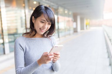 cep telefonu kullanan genç kadın