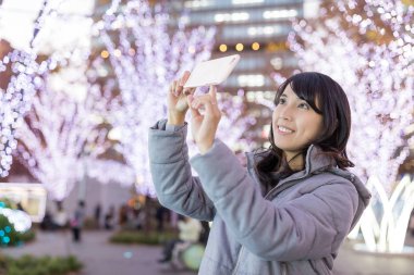 Kadın alarak fotoğraf Noel dekorasyonu ile