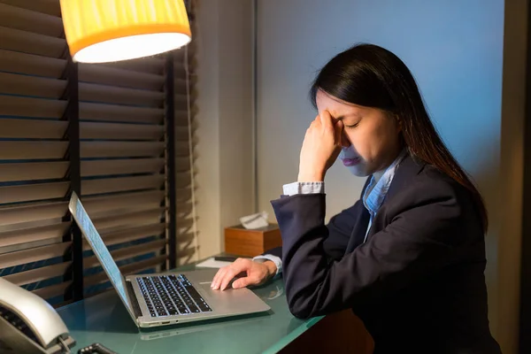 Empresaria sintiéndose cansada cuando trabaja durante la noche — Foto de Stock