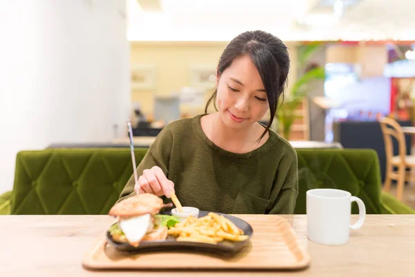 Žena s hranolky v restauraci — Stock fotografie