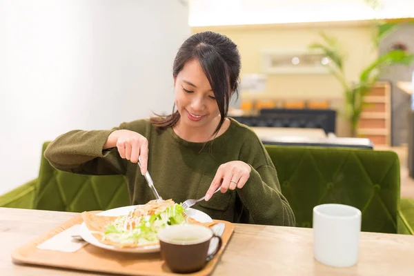 Женщина ест блины в ресторане — стоковое фото