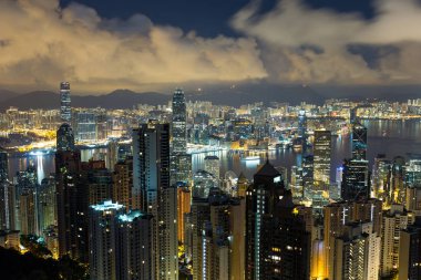 Geceleyin Hong Kong şehir manzarası