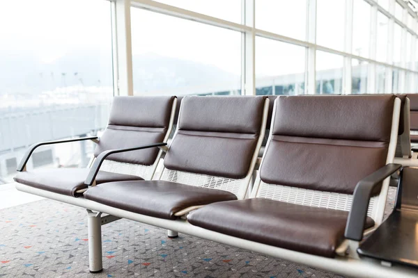 Lege stoelen in luchthaven hall — Stockfoto