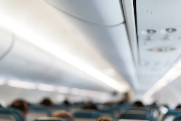 Interior da cabine de avião com passageiros — Fotografia de Stock