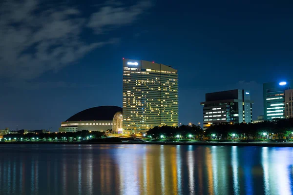 Paisaje urbano de Fukuoka por la noche —  Fotos de Stock