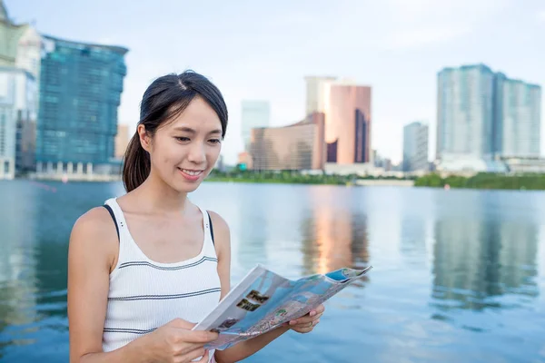 Žena používající papírovou mapu v městě Macao — Stock fotografie