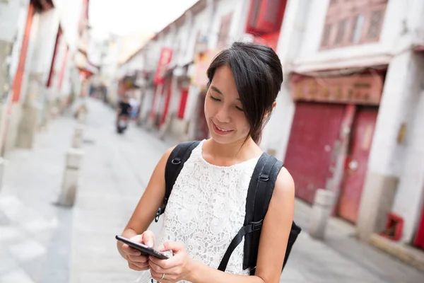 Frau benutzt Handy in Macao — Stockfoto