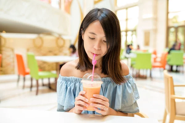 Restoranda içme kadın