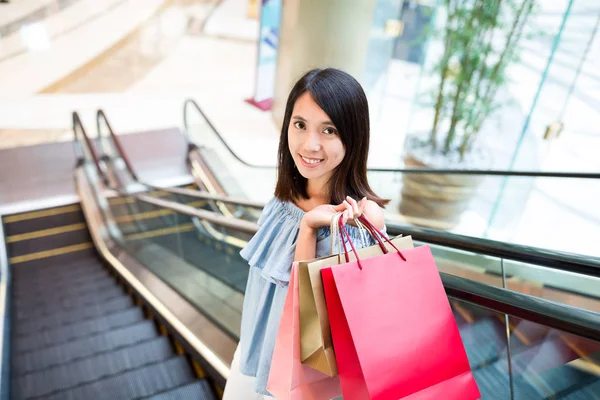 Kadın taşımak alışveriş çantası ile