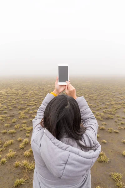 Mujer tomando fotos por teléfono celular — Foto de Stock