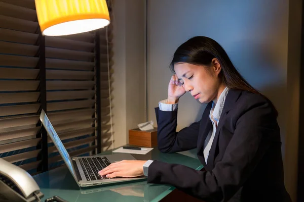 Mujer sintiendo dolor de cabeza y trabajando en la noche —  Fotos de Stock