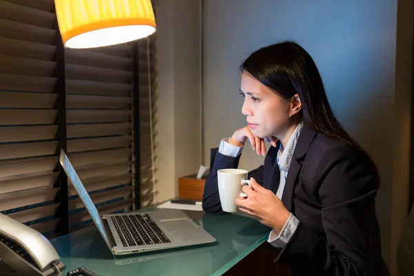 Mujer de negocios mirando el ordenador portátil y beber café — Foto de Stock