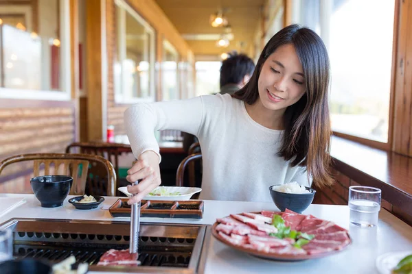 Woman enjoy roasted beef in japanese restaurant — Stock Photo, Image