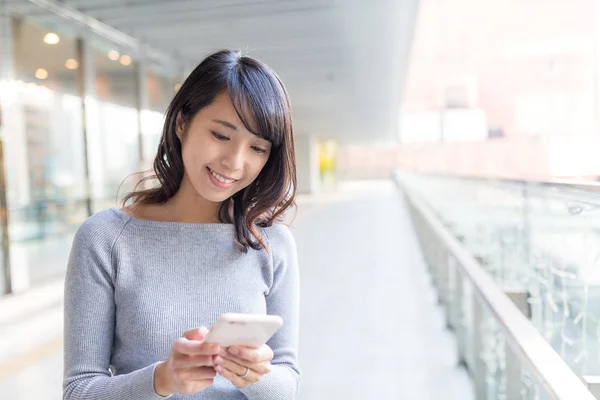 Žena používající mobilní telefon — Stock fotografie