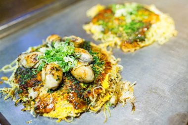 Okonomiyaki Japonca plaka pizza sıcak