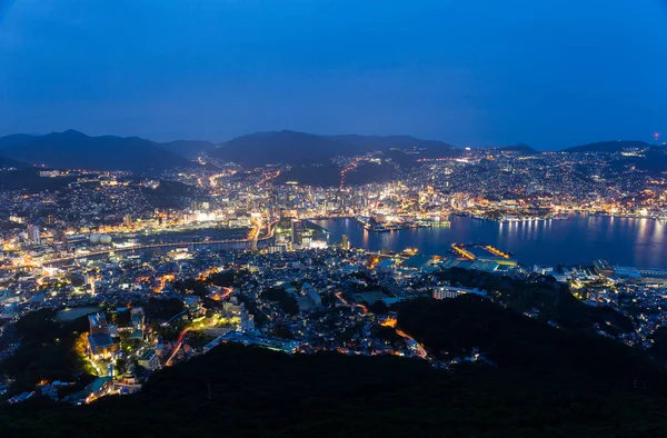 Nagasaki város Japánban éjszaka — Stock Fotó