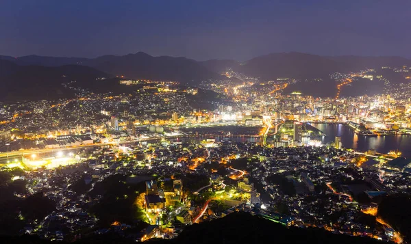 Cidade de Nagasaki no Japão à noite — Fotografia de Stock