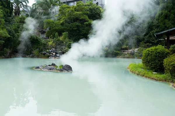 Bílý rybník peklo v Beppu — Stock fotografie