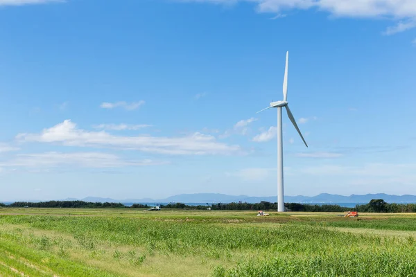 Turbine eoliche e campo agricolo — Foto Stock