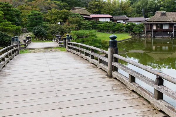 Japansk trädgård med träbro — Stockfoto