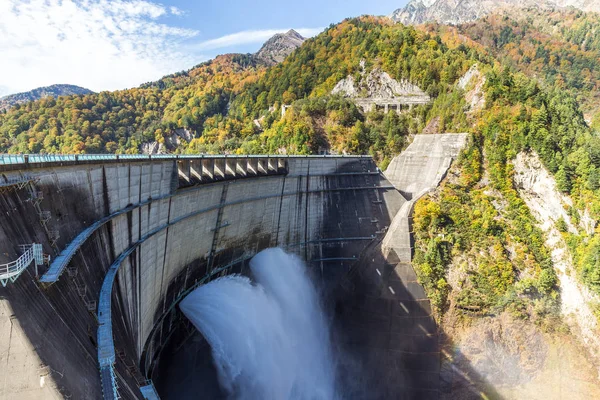 Kurobe Dam en regenboog — Stockfoto