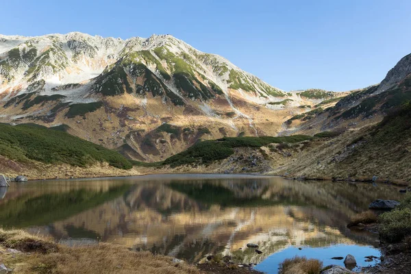 Lagoa de Mikurigaike e reflexão de montanha — Fotografia de Stock