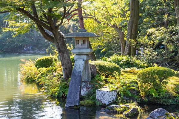 Jardín tradicional japonés y linterna de piedra — Foto de Stock