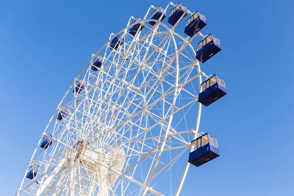 Ferris wheel under blue sky — Stock Photo, Image