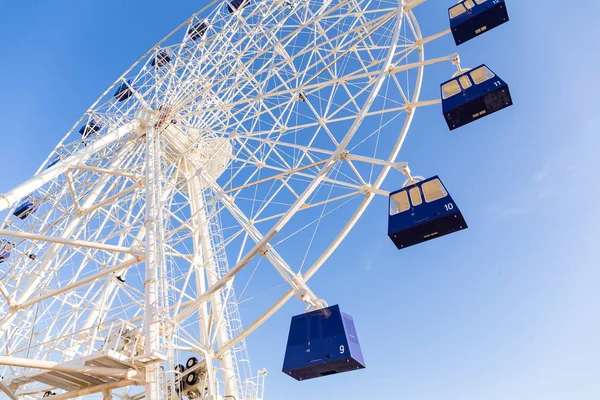 Roda gigante sob o céu azul — Fotografia de Stock
