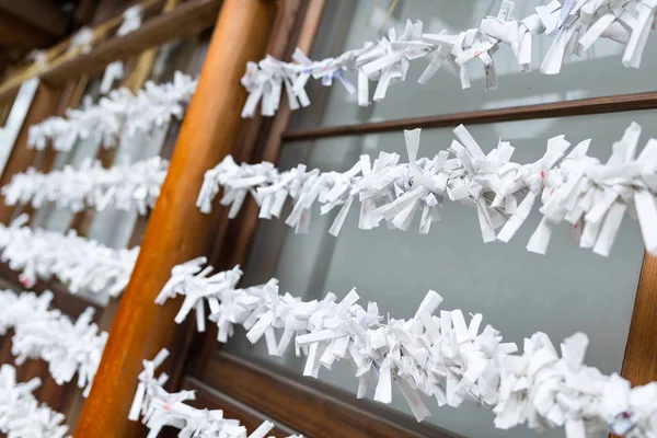 Бумажные полоски со случайным состоянием в японском храме — стоковое фото