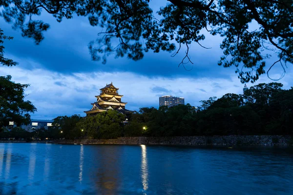 Замок Хиросима ночью — стоковое фото